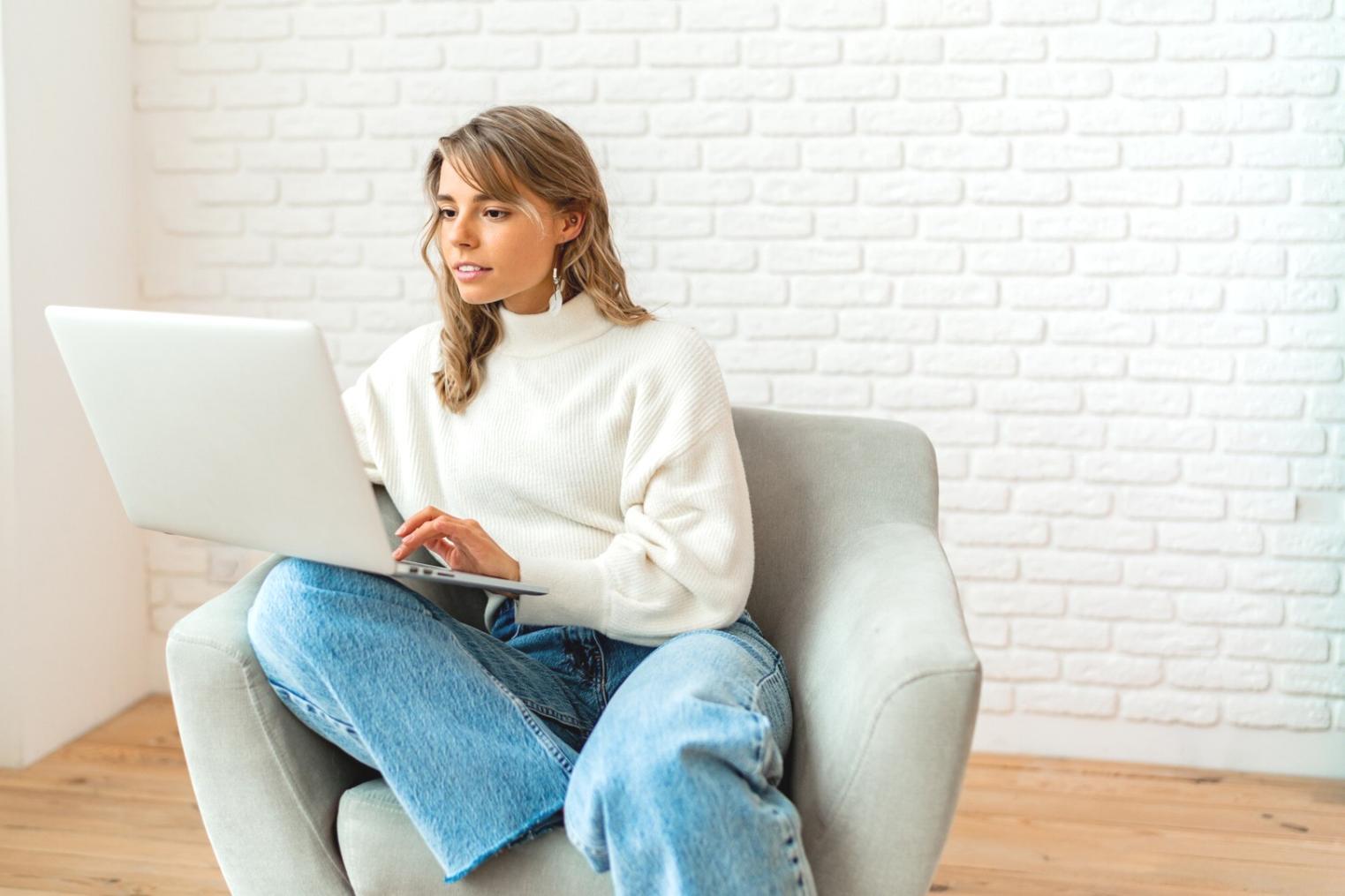 Budgetplanung und Finanzübersicht auf modernem Arbeitsplatz